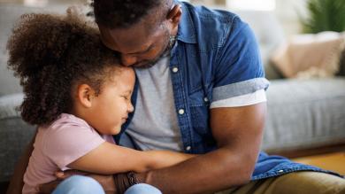 
		Vater hält seine kleine Tochter fest im Arm
	